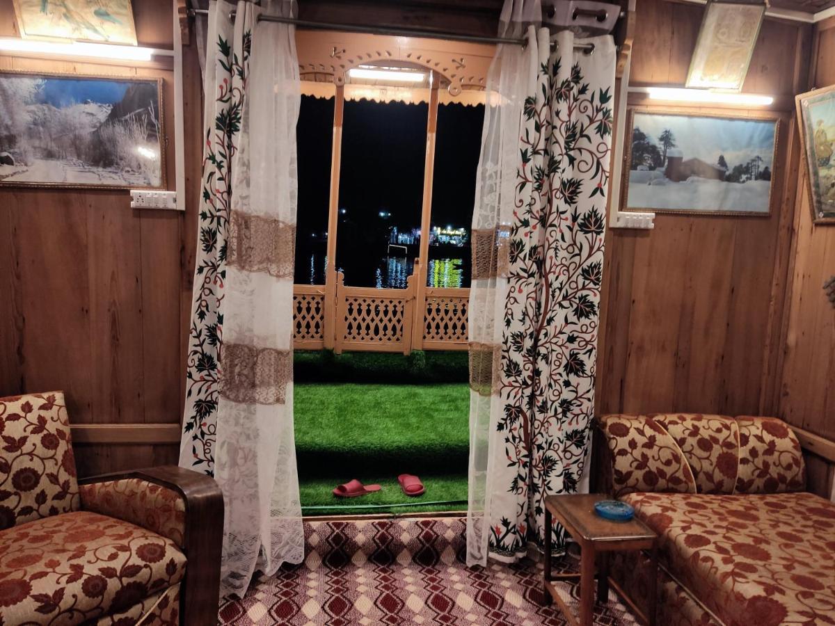Houseboat Young Balmoral Castle Srīnagar Exteriér fotografie